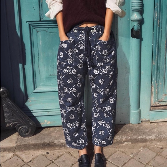 Mewunan Denim - Floral Patterned Boyfriend Jeans